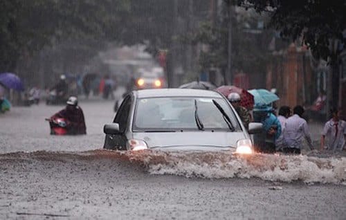 Làm Thế Nào Để Lái Xe Ô Tô Trên Đường Nước Ngập?