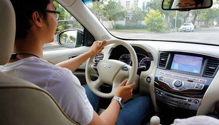 Các Cách Lái Xe Ô Tô An Toàn Khi Đông Xe Mà Bạn Cần Biết