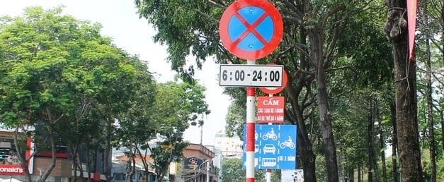 Biển cấm dừng có được đỗ xe không? Kiến thức cần biết