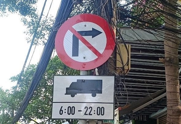 biển cấm xe tải rẽ phải