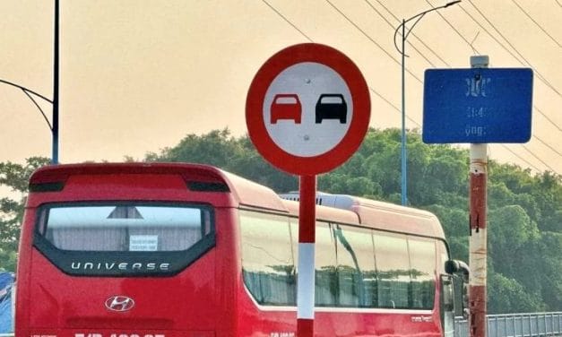 Biển báo cấm vượt xe ô tô, xe tải, xe máy quy định mới 2025