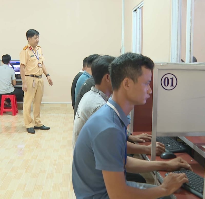 Học viên thi lý thuyết ở Bình Phước - Trường Dạy Lái Xe Ở Bình Phước