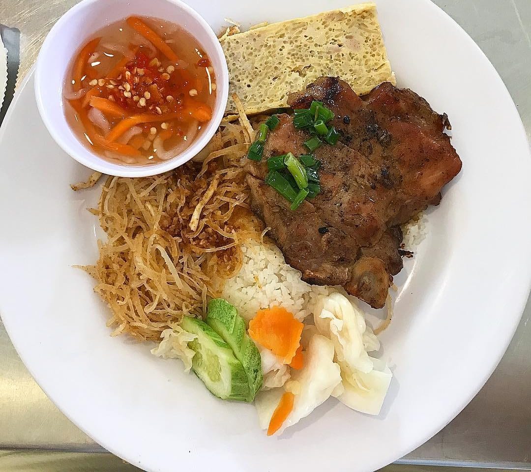 Quán Cơm Tấm Hồng Calmette - Món Ăn Tối Ngon Quận 4