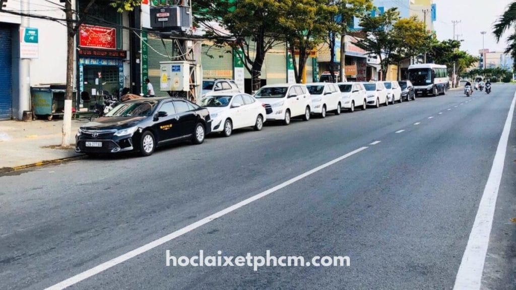 Công ty Du lịch Phú Hưng - Thuê xe 4 chỗ Quận 3