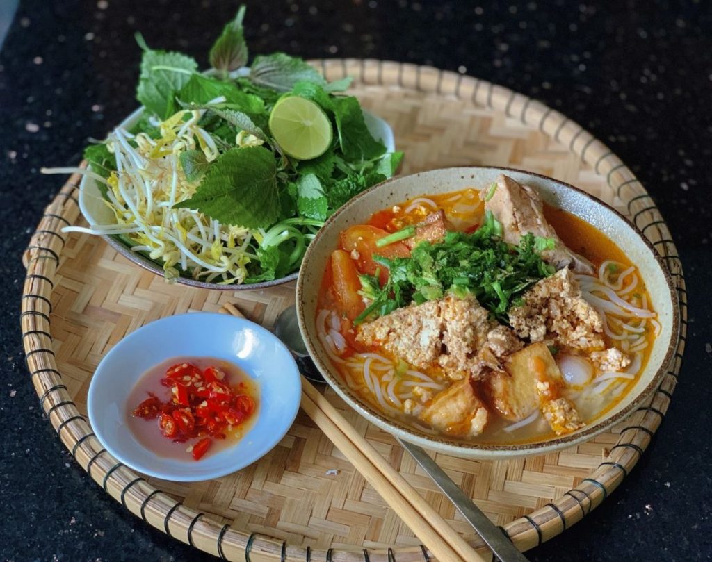 Bún riêu cua đồng - ăn trưa Hoà Bình