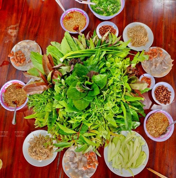 Gỏi Lá Rừng - Ăn trưa Đắk Lắk
