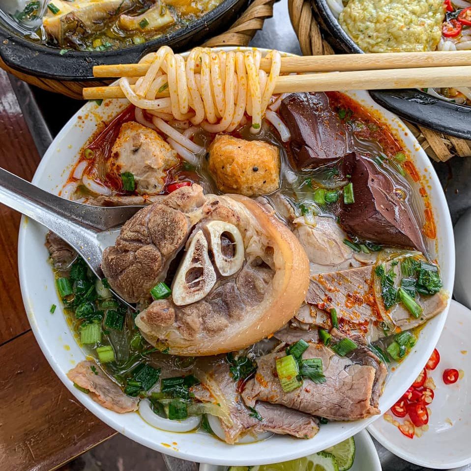 Bún bò giò heo - Ăn trưa Nghệ An