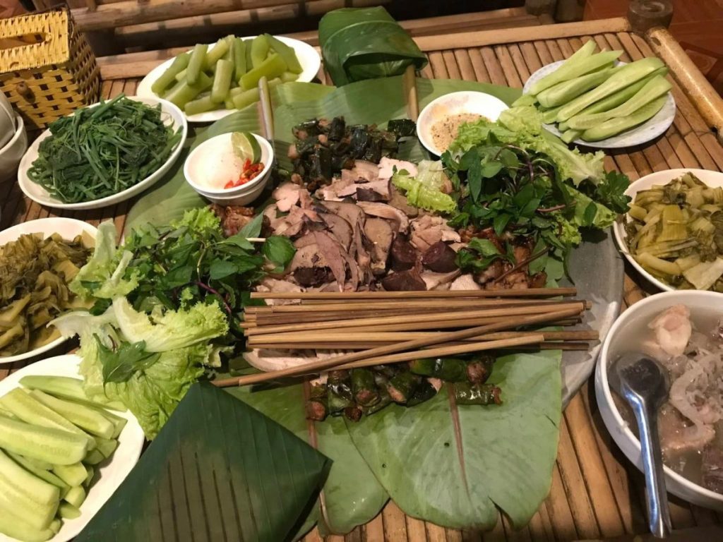 Cỗ lá - ăn trưa Hoà Bình