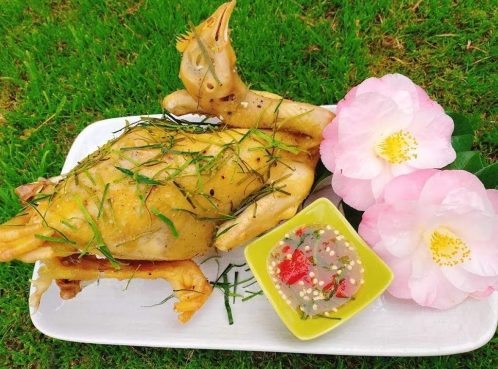 Gà chạy bộ hấp lá chanh - ăn trưa Hoà Bình