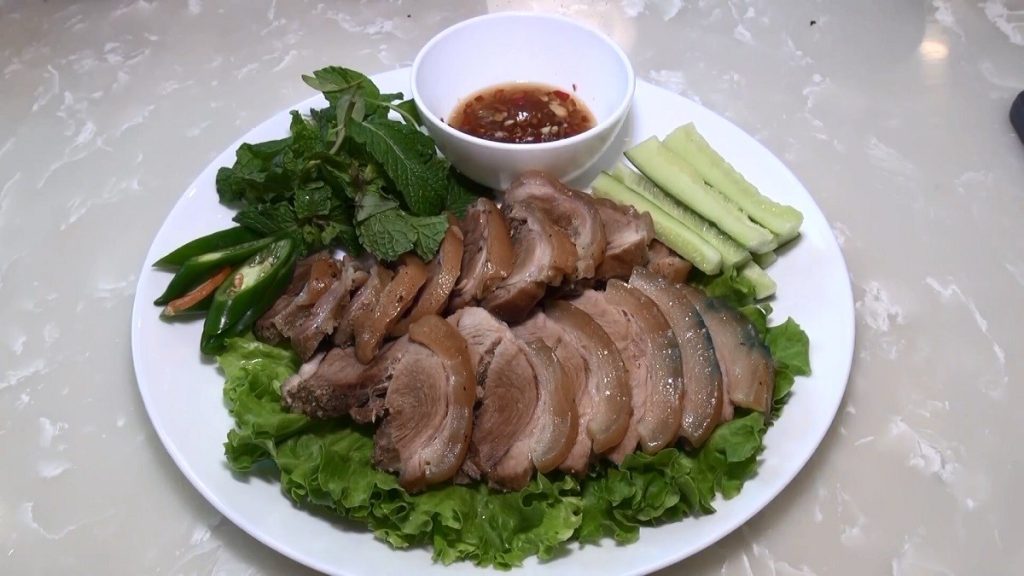 Lợn Mường hấp - ăn tối Hoà Bình