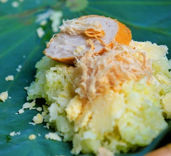 Xôi gà lá sen - Ăn sáng Lâm Đồng 