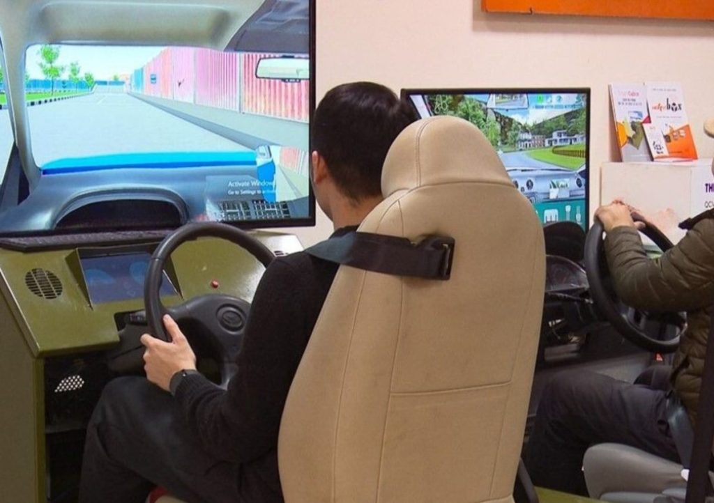 Học viên học cabin mô phỏng - Chi phí học bằng B1