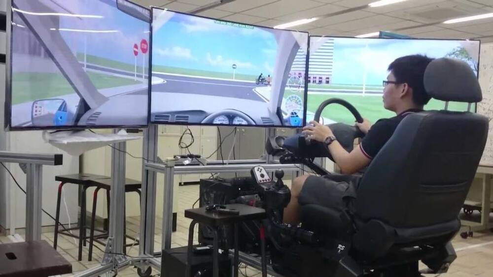 Học viên học cabin mô phỏng - Học lái xe B2 trọn gói