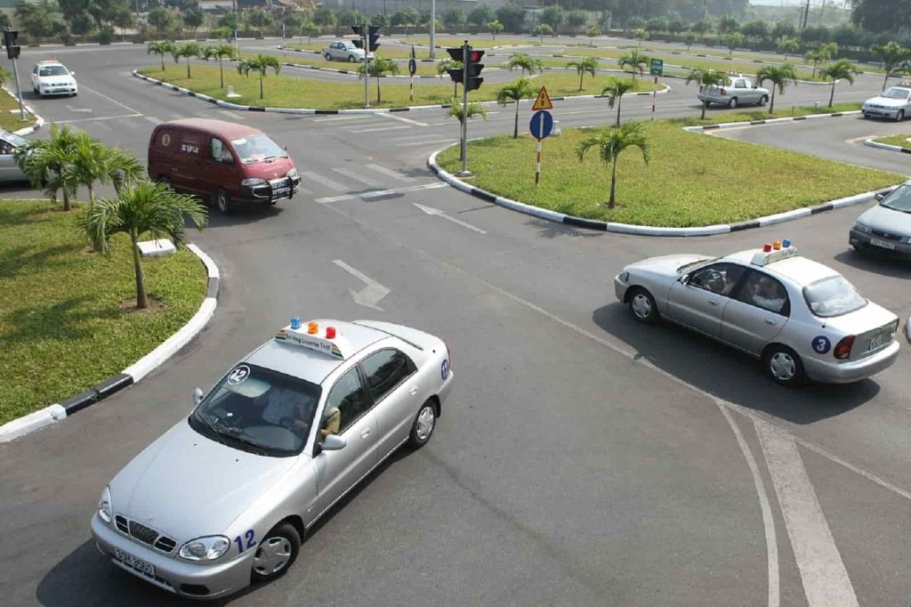 Học viên tập thực hành trong sân sa hình - Học lái xe B1 trọn gói