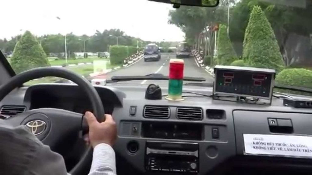 Học viên thực hành sa hình - Học lái xe B1 bao lâu có bằng