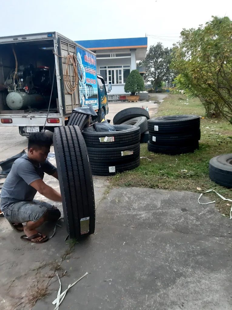 Vá Vỏ Lưu Động - Phong - Cao Tốc Trung Lương Mỹ Thuận - Cái Bè Cần Thơ - Cứu Hộ Xe Ô Tô Tiền Giang