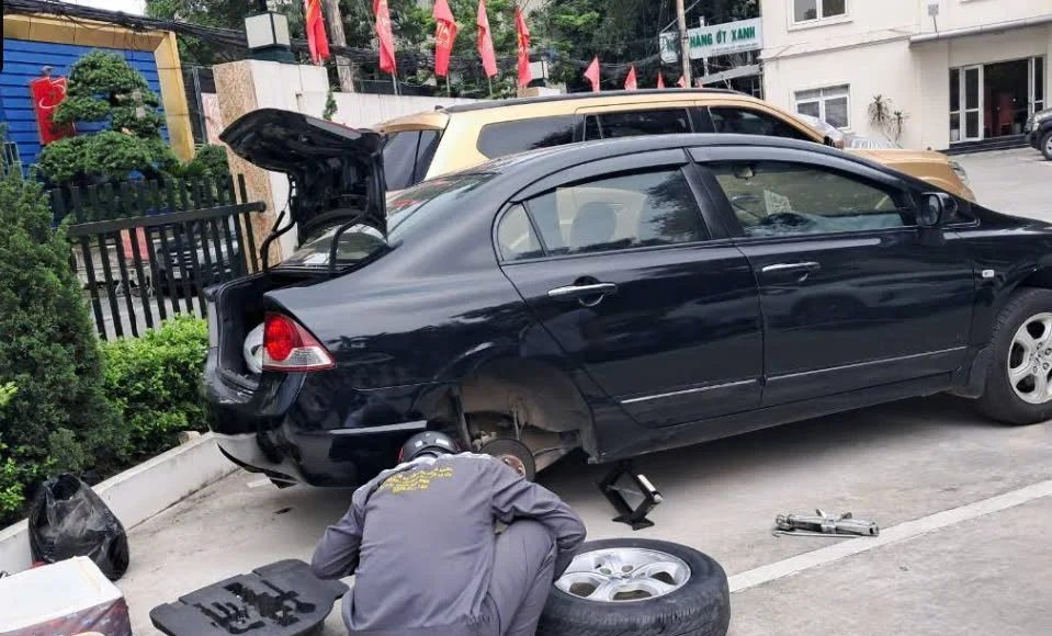 Vá vỏ lưu động ô tô xe tải Biên Hòa 24/24 Hoàng Phúc - Cứu Hộ Xe Ô Tô Biên Hòa