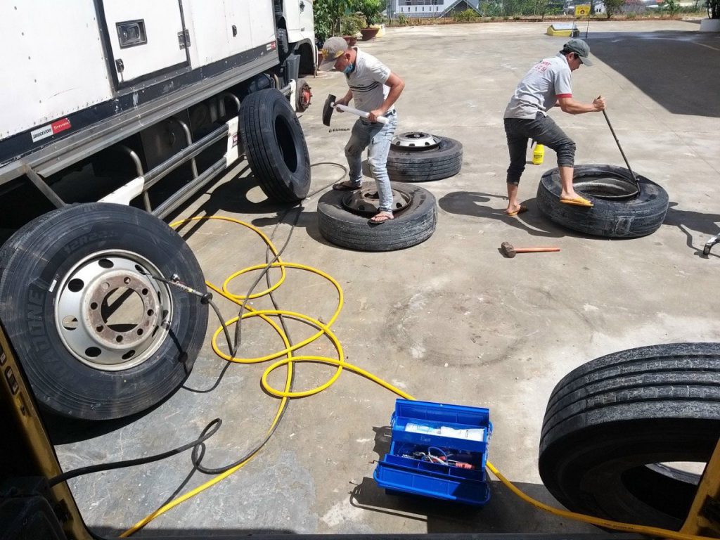 Vá vỏ ô tô Lưu Động - Cứu Hộ Xe Ô Tô Bến Cát