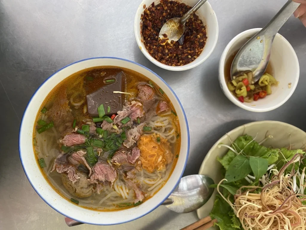 Bún bò Huế - ăn sáng Đồng Nai